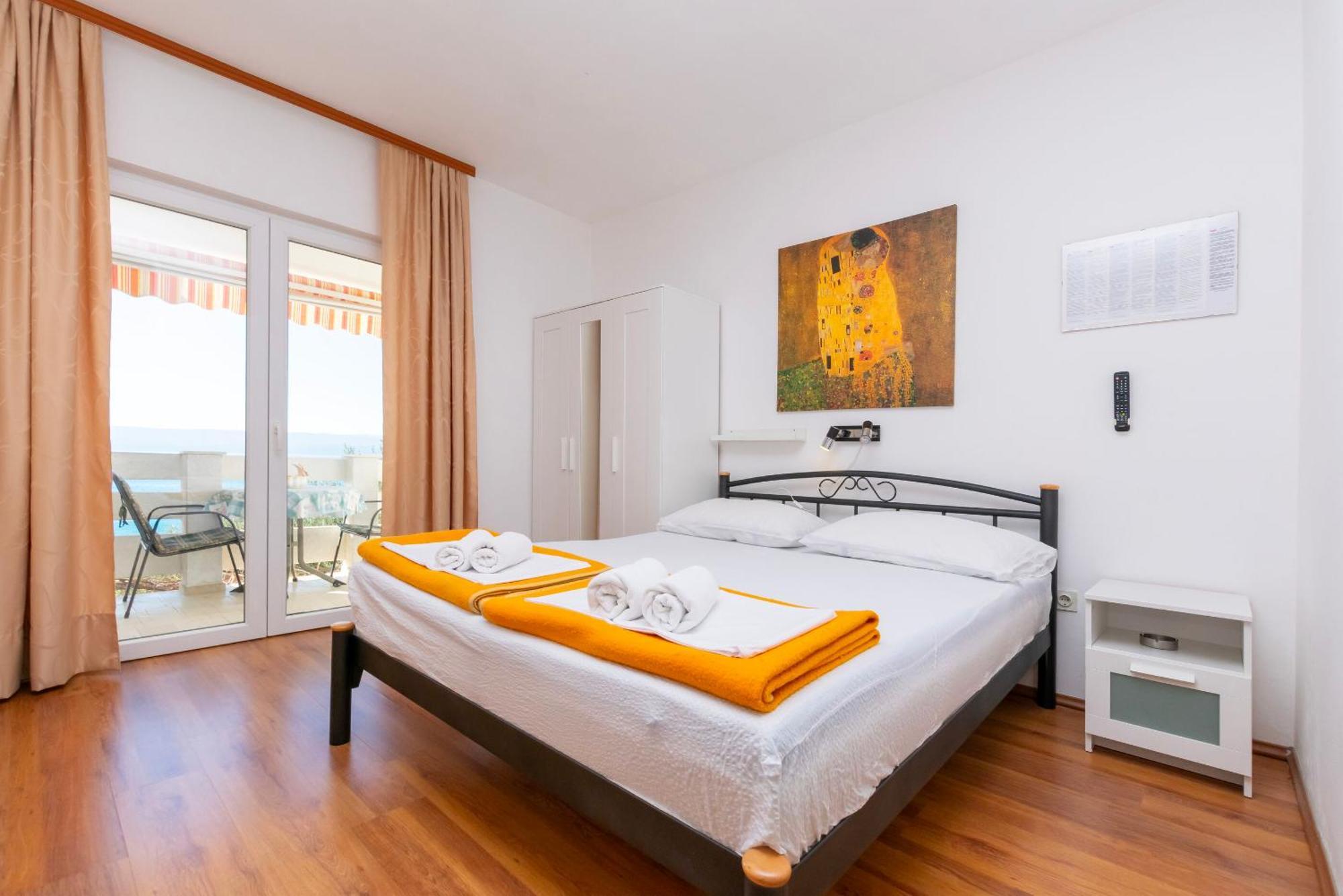 Apartments Ivo - Sea View; Писак Екстериор снимка
