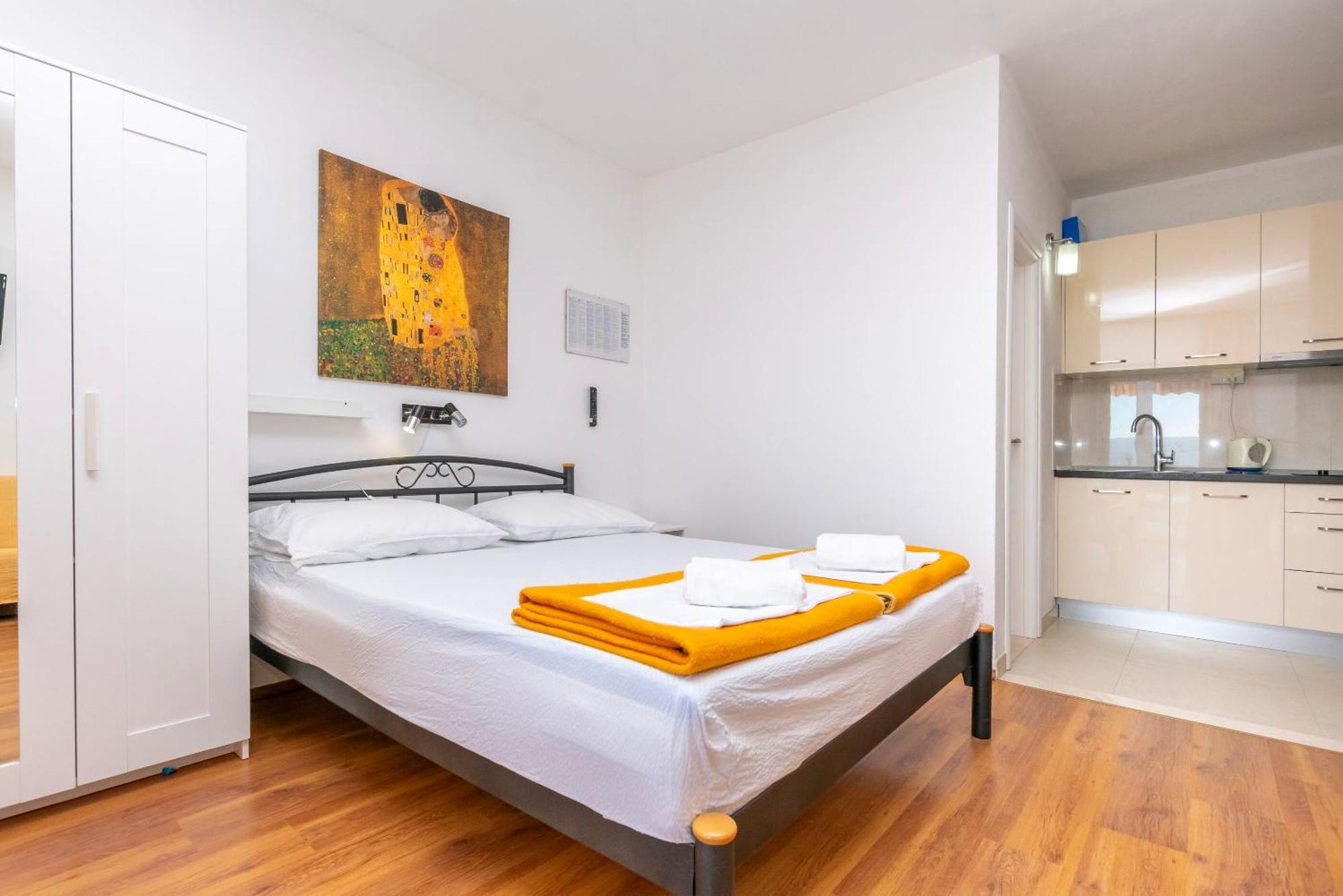 Apartments Ivo - Sea View; Писак Екстериор снимка