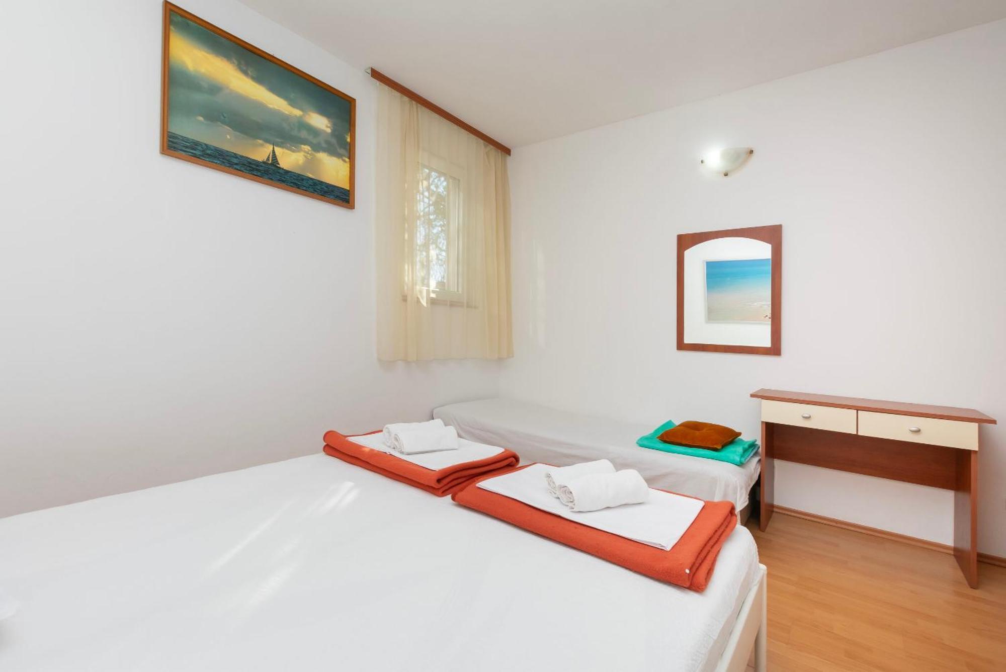Apartments Ivo - Sea View; Писак Екстериор снимка