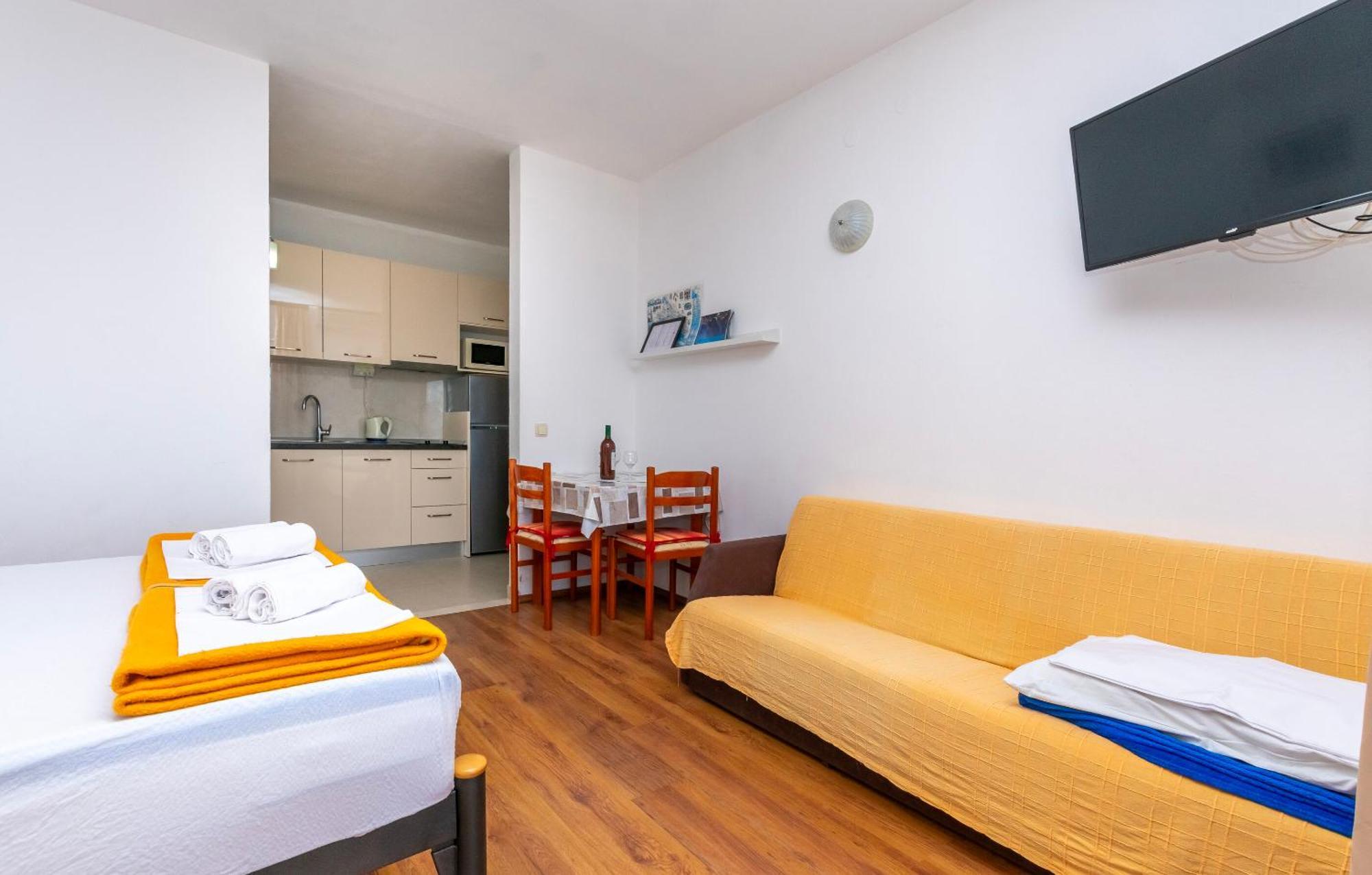 Apartments Ivo - Sea View; Писак Екстериор снимка