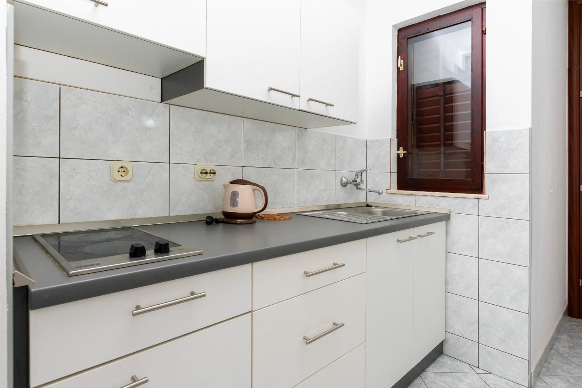 Apartments Ivo - Sea View; Писак Екстериор снимка