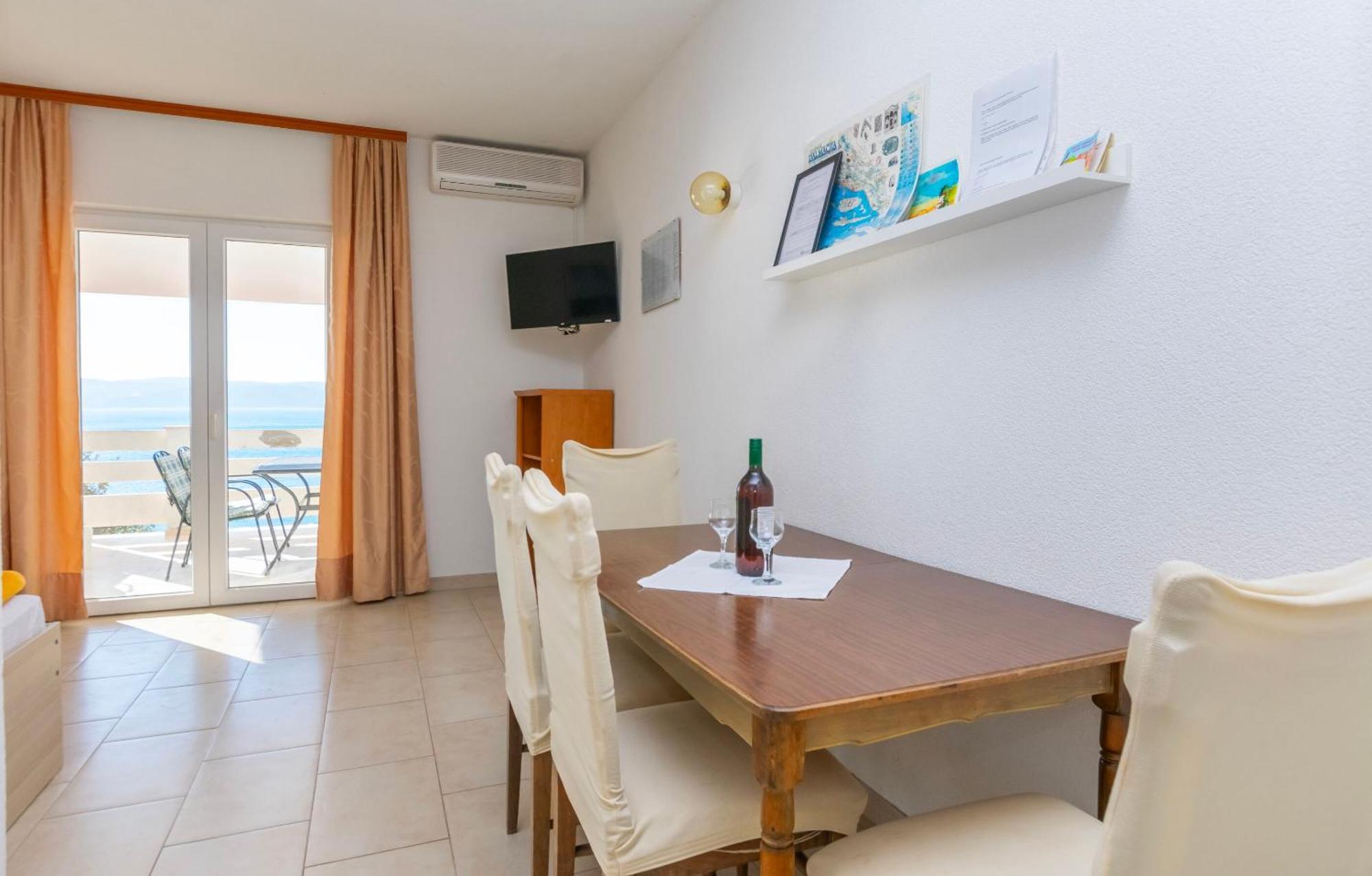 Apartments Ivo - Sea View; Писак Екстериор снимка